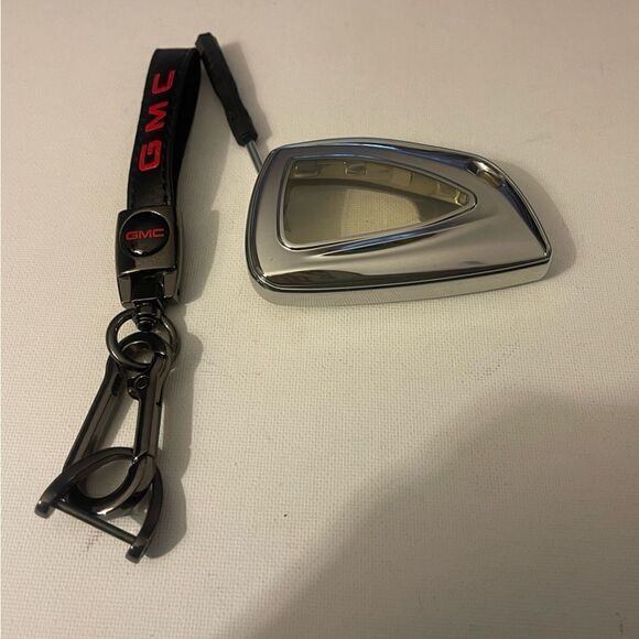 GMC key fob Keychain in Black leather and key fob cover in silver NWT - Picture 4 of 6